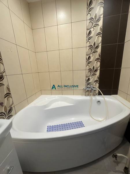 Stavbárska ulica,2-garsónka na prenájom - Kúpeľňa s rohovou vaňou a dekoratívnymi obkladmi v dvojgarsónke.