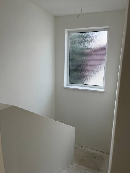 Novostavba- 4-izbový rodinný dom, Super cena - Schodisko v rodinnom dome s oknom s nepriehľadným sklom.