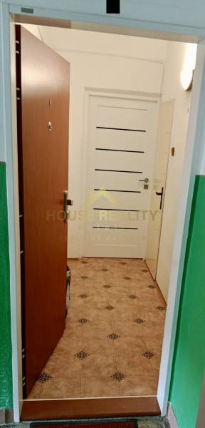 Pekný 1 izbový byt, Tilgnerova ulica, Bratislava IV. Karlova Ves - Vstup do interiéru s otvorenými dverami a dlažbou v 1-izbovom byte.