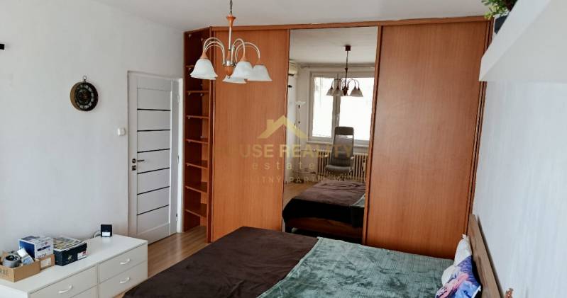 Pekný 1 izbový byt, Tilgnerova ulica, Bratislava IV. Karlova Ves - Spálňa so zrkadlovou skriňou, posteľou a vybavením v 1-izbovom byte.