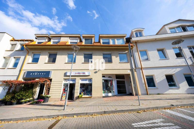 POD HRADOM - ZÁMOCKÁ - 3 IZBOVÝ BYT NA BÝVANIE AJ INVESTÍCIU - Budova na Zámockej ulici v Bratislave - Staré Mesto, s obchodnými prevádzkami na prízemí.