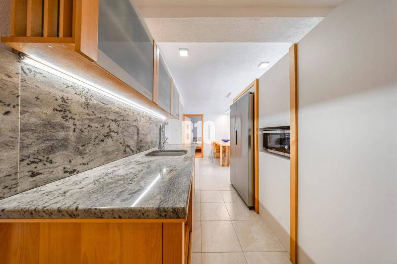 POD HRADOM - ZÁMOCKÁ - 3 IZBOVÝ BYT NA BÝVANIE AJ INVESTÍCIU - Kuchyňa v 3-izbovom byte s mramorovou pracovnou doskou a vstavanými spotrebičmi.