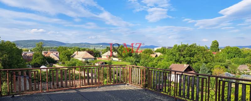 Rodinný dom, garáž a záhrada 1.400 m2, Hronské Kosihy (SM–847) - Výhľad z rodinného domu v Hronských Kosihách na zeleň, domy a kopce.