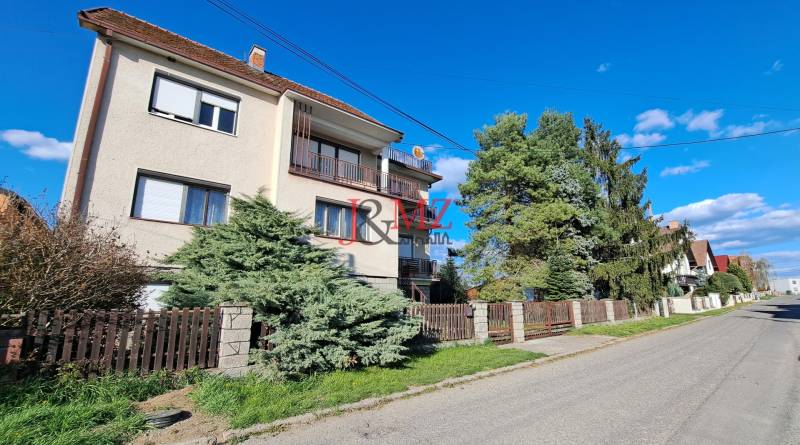 Rodinný dom, garáž a záhrada 1.400 m2, Hronské Kosihy (SM–847) - Rodinný dom v Hronských Kosihách s dvoma poschodiami, záhradou a oplotením na pokojnej ulici.