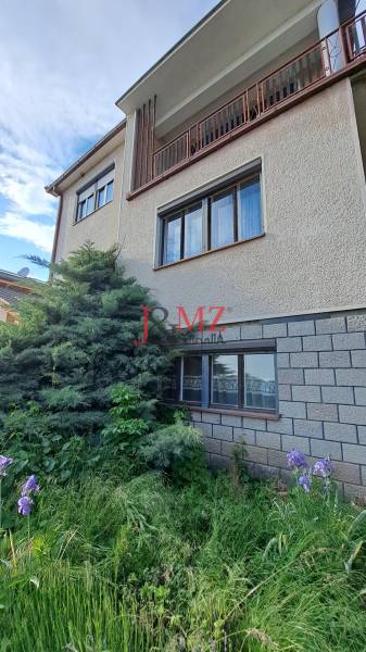 Rodinný dom, garáž a záhrada 1.400 m2, Hronské Kosihy (SM–847) - Rodinný dom v Hronských Kosihách s upravenou predzáhradkou a tehlovým obkladom fasády.