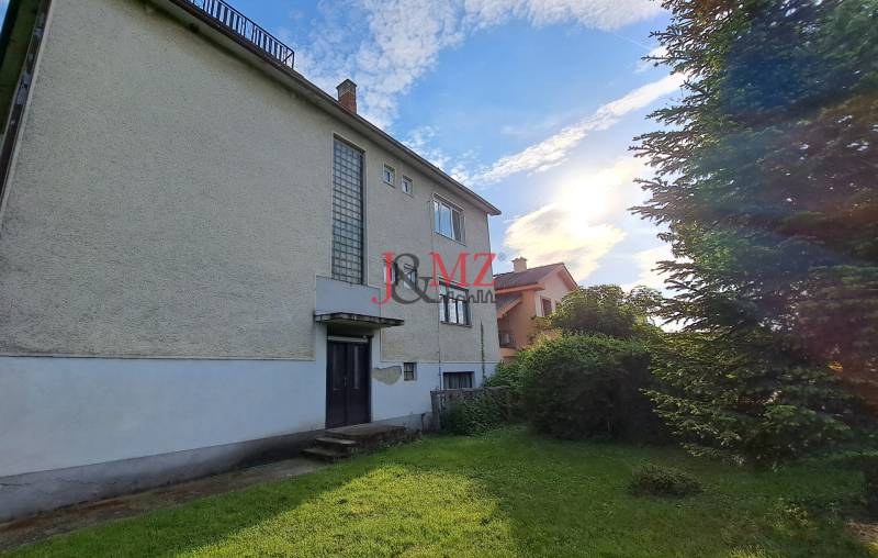 Rodinný dom, garáž a záhrada 1.400 m2, Hronské Kosihy (SM–847) - Rodinný dom v Hronských Kosihách so záhradou, stromami a čistou oblohou.