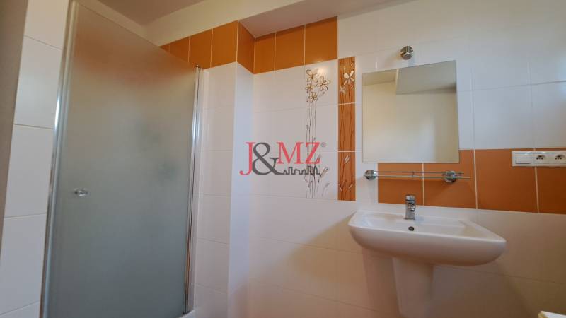 Rodinný dom, garáž a záhrada 1.400 m2, Hronské Kosihy (SM–847) - Kúpeľňa v rodinnom dome s umývadlom, sprchovým kútom a keramickými obkladmi.