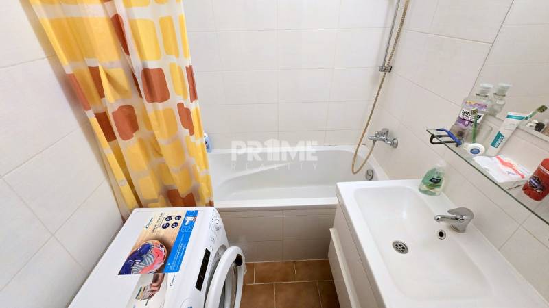 Príjemný 1i byt, zariadený, pivnica, Drobného ul., Dúbravka - Kúpeľňa v 1-izbovom byte so sprchovým závesom a práčkou.