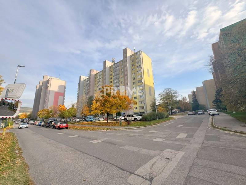 Príjemný 1i byt, zariadený, pivnica, Drobného ul., Dúbravka - Bytové domy na ulici Drobného v Bratislave - Dúbravke, obklopené jesennou prírodou a autami.