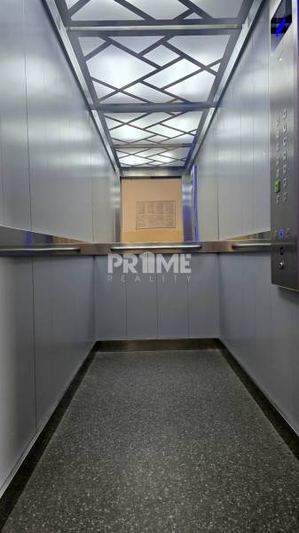 Príjemný 1i byt, zariadený, pivnica, Drobného ul., Dúbravka - Osvetlený interiér výťahu s moderným stropným dizajnom a kovovými detailami.