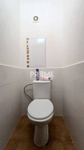 Príjemný 1i byt, zariadený, pivnica, Drobného ul., Dúbravka - Toaleta v 1-izbovom byte s tmavou podlahou a bielymi stenami.