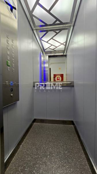 Príjemný 1i byt, zariadený, pivnica, Drobného ul., Dúbravka - Výtah s dizajnovým osvetlením a ovládacím panelom, sivé steny, podlaha.