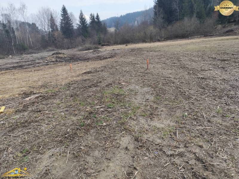 Na predaj: slnečný rovinatý stavebný pozemok – Raková (335-P) - Pozemky na bývanie v Rakovej, pripravené na výstavbu, obklopené lesom a prírodou.