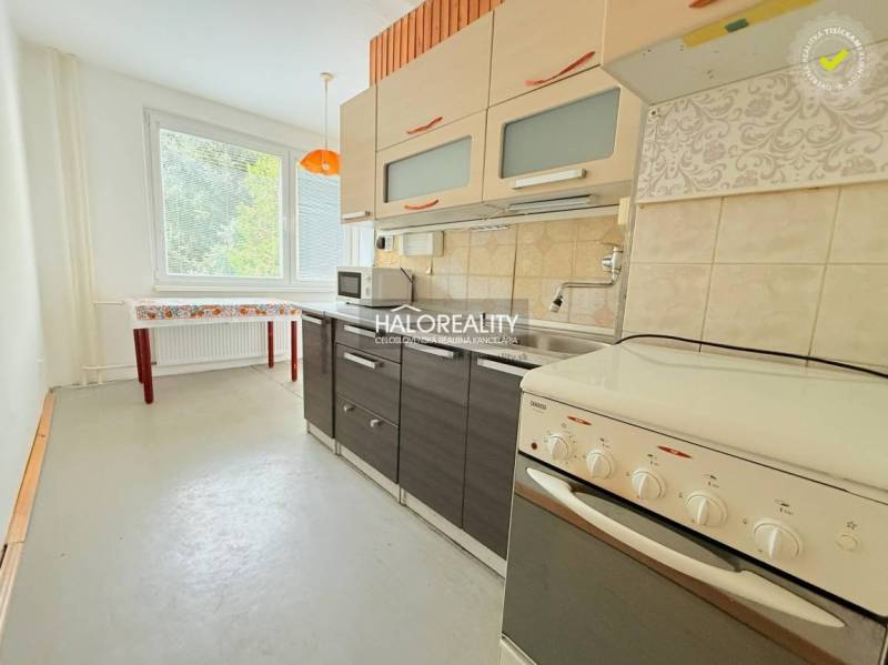 REZERVOVANÉ - Predaj, dvojizbový byt Nové Zámky - EX... - Kuchyňa v 2-izbovom byte s jednoduchým nábytkom a veľkým oknom.