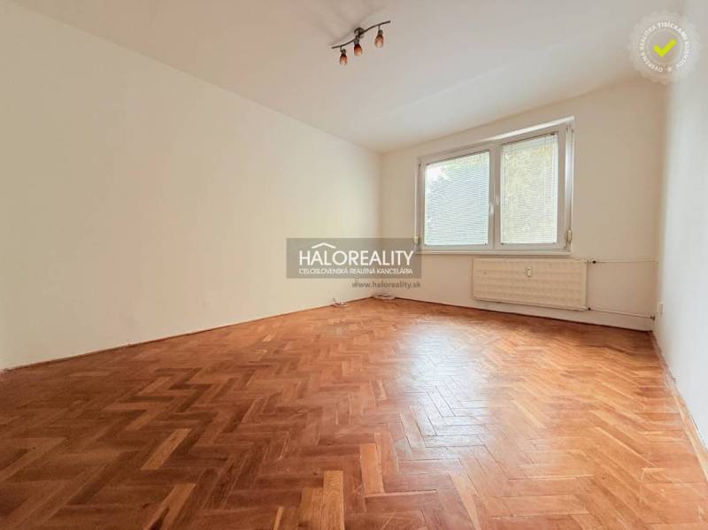 REZERVOVANÉ - Predaj, dvojizbový byt Nové Zámky - EX... - Izba v 2-izbovom byte s podlahou s dreveným dekorom a veľkým oknom.