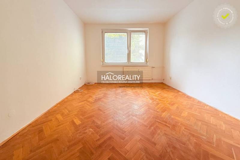 REZERVOVANÉ - Predaj, dvojizbový byt Nové Zámky - EX... - Izba so svetlými stenami a podlahou s dreveným dekorom v 2-izbovom byte.