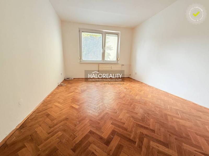 REZERVOVANÉ - Predaj, dvojizbový byt Nové Zámky - EX... - Izba v 2-izbovom byte s podlahou s dreveným dekorom a veľkým oknom.