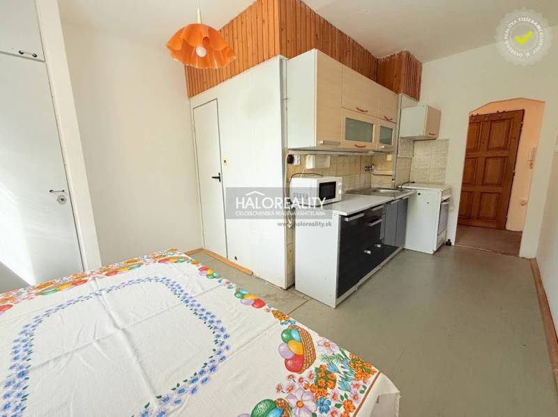 REZERVOVANÉ - Predaj, dvojizbový byt Nové Zámky - EX... - Kuchyňa v 2-izbovom byte s rustikálnym dreveným dekorom a kuchynskou linkou.