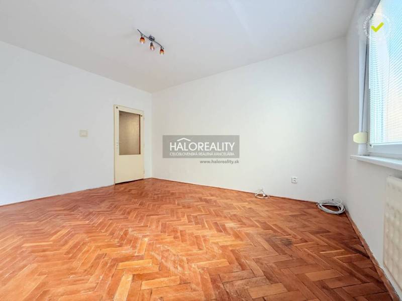 REZERVOVANÉ - Predaj, dvojizbový byt Nové Zámky - EX... - Svetlá izba s podlahou s dreveným dekorom v 2-izbovom byte.