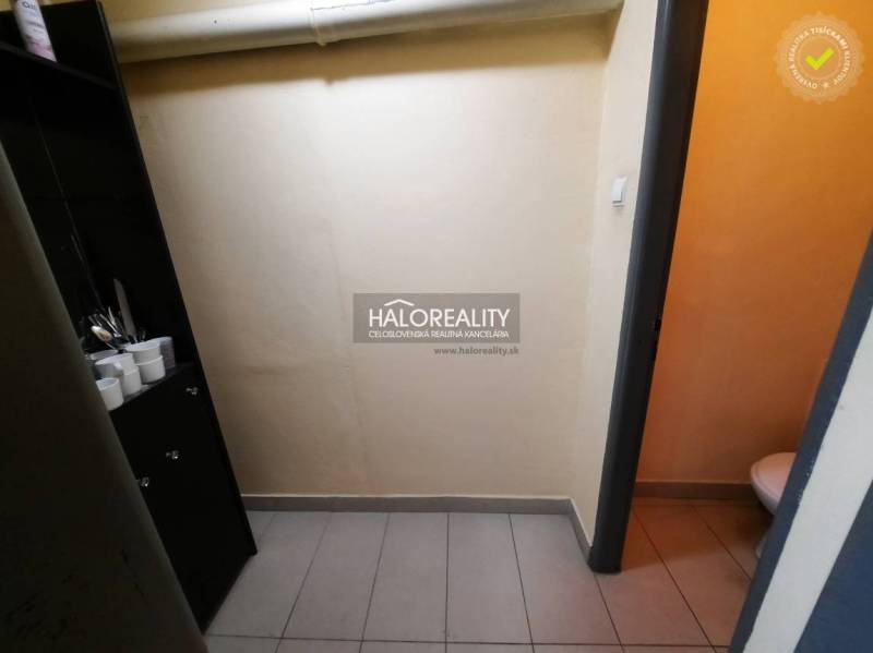 Prenájom, kancelársky priestor Prešov, Sabinovská - Kancelárie s vybavením a toaletou v podniku. Skrinka s pohármi, svetlá podlaha.