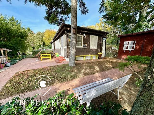 Záhrada s chatou s čarovným výhľadom, BA – Karlova Ves - Záhrada s chatou na pozemku pre bývanie v Bratislave - Karlovej Vsi na Hany Meličkovej.