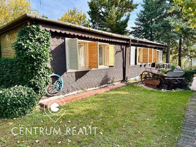 Záhrada s chatou s čarovným výhľadom, BA – Karlova Ves - Jednopodlažný dom obklopený zeleňou, Pozemky - bývanie, Bratislava - Karlova Ves, Hany Meličkovej.