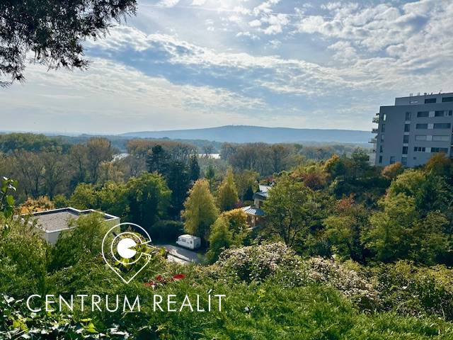 Záhrada s chatou s čarovným výhľadom, BA – Karlova Ves - Výhľad z pozemkov na ulici Hany Meličkovej v Bratislave - Karlovej Vsi, vhodný pre bývanie.