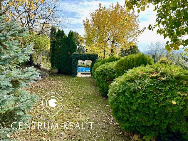 Záhrada s chatou s čarovným výhľadom, BA – Karlova Ves - Záhrada s okrasnými kríkmi a stromami na pozemku pre bývanie na Hany Meličkovej, Bratislava - Karlova Ves.