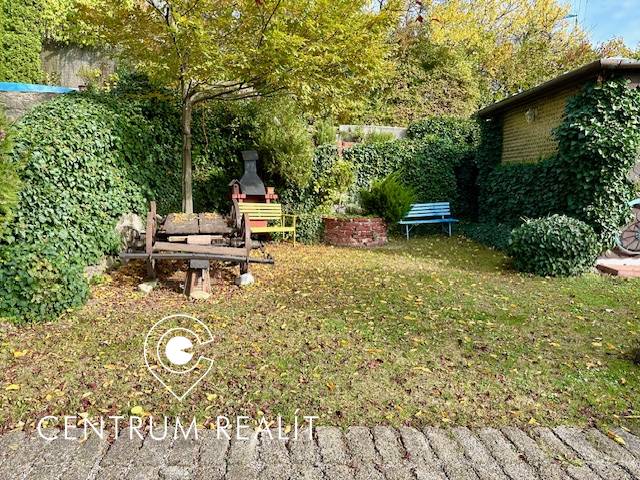 Záhrada s chatou s čarovným výhľadom, BA – Karlova Ves - Záhrada s trávnikom a posedením na pozemku pre bývanie v Karlovej Vsi na Hany Meličkovej.