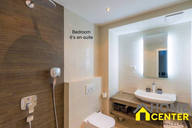 KRÁSNA MODERNÁ VILA  /400 m²/ s výhľadom na more, ostrov BRAČ - Kúpeľňa vo vile so sprchou a umývadlom, elegantný interiér.