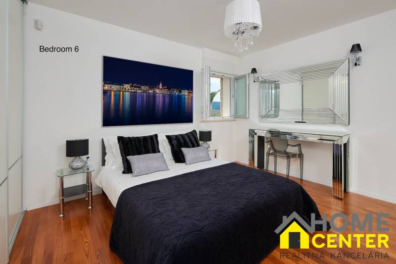 KRÁSNA MODERNÁ VILA  /400 m²/ s výhľadom na more, ostrov BRAČ - Spálňa vo Vile s podlahou s dreveným dekorom, zrkadlom a štýlovou posteľou.