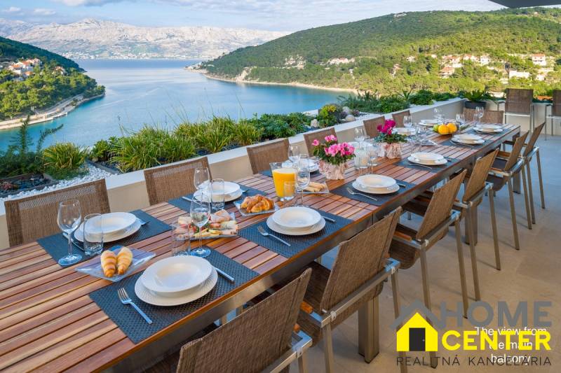 KRÁSNA MODERNÁ VILA  /400 m²/ s výhľadom na more, ostrov BRAČ - Strešná terasa vily v meste Bol s nádherným výhľadom na more a hory.