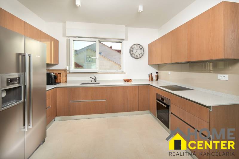 KRÁSNA MODERNÁ VILA  /400 m²/ s výhľadom na more, ostrov BRAČ - Kuchyňa vo vile s podlahou s dreveným dekorom a modernými spotrebičmi.