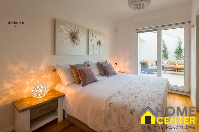 KRÁSNA MODERNÁ VILA  /400 m²/ s výhľadom na more, ostrov BRAČ - Spálňa vo vile s podlahou s dreveným dekorom, jemnými obrazmi a veľkými oknami.