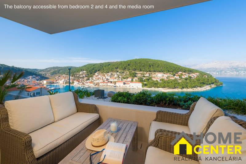 KRÁSNA MODERNÁ VILA  /400 m²/ s výhľadom na more, ostrov BRAČ - Balkón vo vile v meste Bol s výhľadom na zátoku a zeleň.