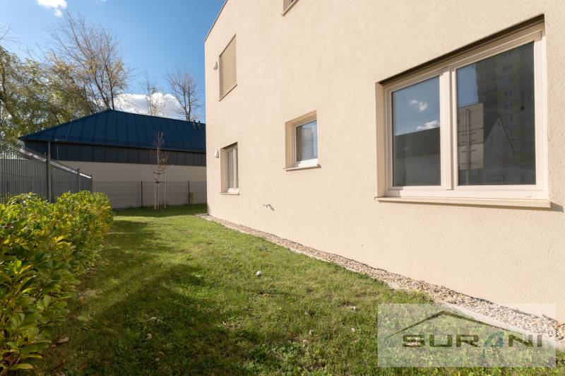 2-izbový byt s predzáhradkou 135 m² a parkovaním v tichej časti BA - Exteriér nového 2-izbového bytu na Železničnej ulici v Bratislave - Vrakuni, s upravenou záhradou.