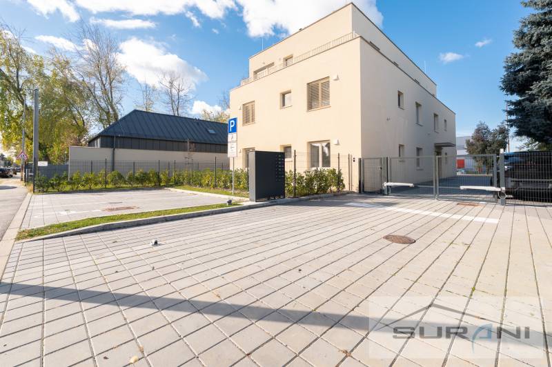 2-izbový byt s predzáhradkou 135 m² a parkovaním v tichej časti BA - Bytový dom na Železničnej ulici v Bratislave – Vrakuni s upraveným exteriérom.