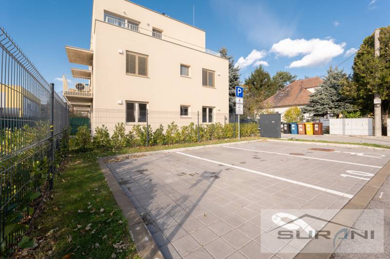 2-izbový byt s predzáhradkou 135 m² a parkovaním v tichej časti BA - Parkovisko pri dvojpodlažnej budove na Železničnej ulici v Bratislave, Vrakuňa.