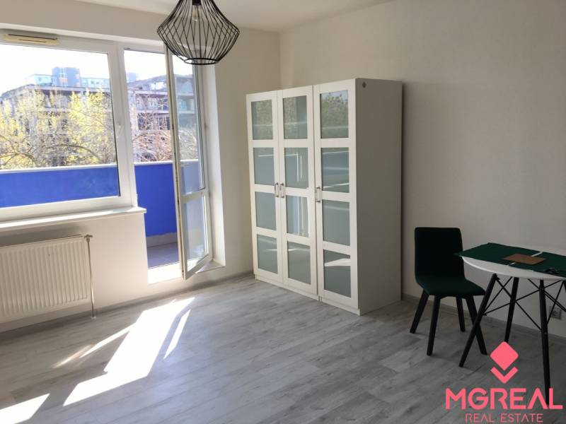 PRENÁJOM 1i byt s Loggiou, Tomášikova ul., Ružinov - Okná na 1-izbovom byte s podlahou s dreveným dekorom a výhľadom na balkón.