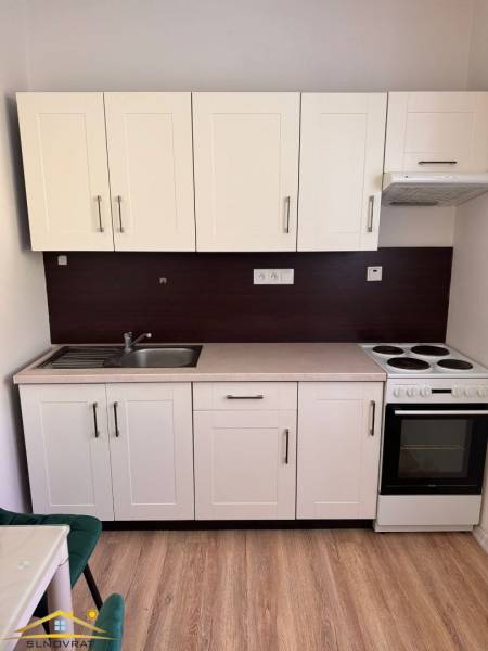 Predaj : 1 izbový byt v meste Čadca časť Žarec  (336-B) - Kuchynská linka v 1-izbovom byte s umývadlom, sporákom a úložným priestorom.