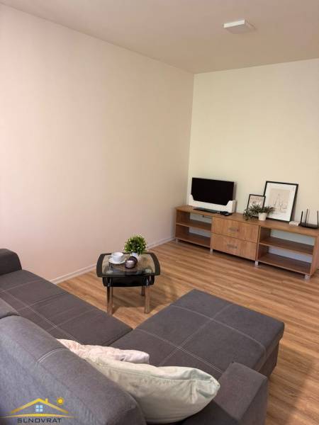 Predaj : 1 izbový byt v meste Čadca časť Žarec  (336-B) - Obývačka s pohovkou, konferenčným stolíkom a stolíkom s televízorom v 1-izbovom byte.