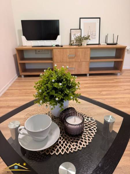 Predaj : 1 izbový byt v meste Čadca časť Žarec  (336-B) - V 1-izbovom byte je konferenčný stolík s dekoráciou, šálkou a sviečkou.