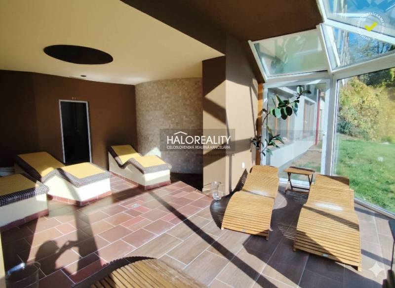 Prenájom, reštauračný priestor Dudince, Bar a Wellne... - Interiér gastro priestorov s ležadlami, presklenou stenou a podlahou s dreveným dekorom.