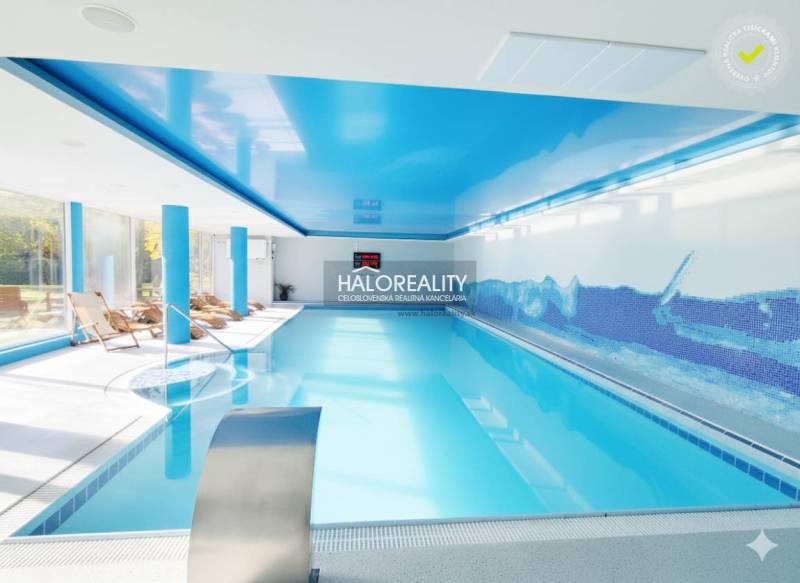 Prenájom, reštauračný priestor Dudince, Bar a Wellne... - Bazén s modrými stropmi a lehátkami v interiérových gastro priestoroch.