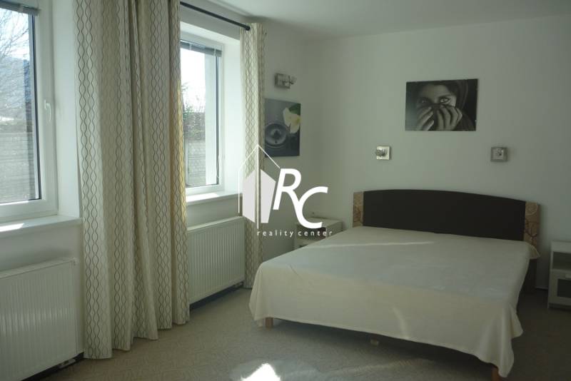 EXKLUZÍVNE, VEĽKÝ RODINNÝ DOM NECPALY - Svetlá spálňa v rodinnom dome s veľkým oknom a dvojlôžkom.