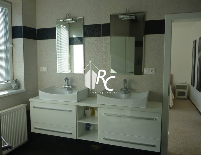 EXKLUZÍVNE, VEĽKÝ RODINNÝ DOM NECPALY - Kúpeľňa v rodinnom dome s dvojitým umývadlom a zrkadlami.