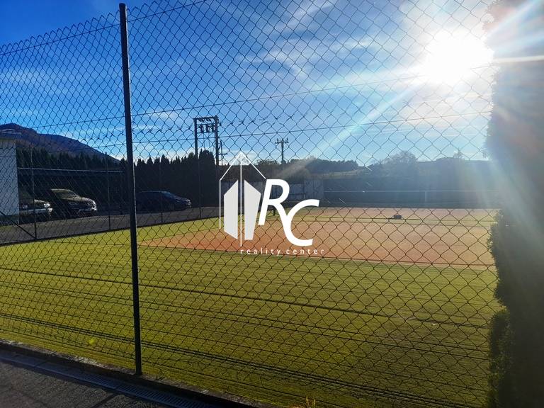 EXKLUZÍVNE, VEĽKÝ RODINNÝ DOM NECPALY - Tenisový kurt pri rodinnom dome v Necpaloch, oplotený a osvetlený slnečnými lúčmi.