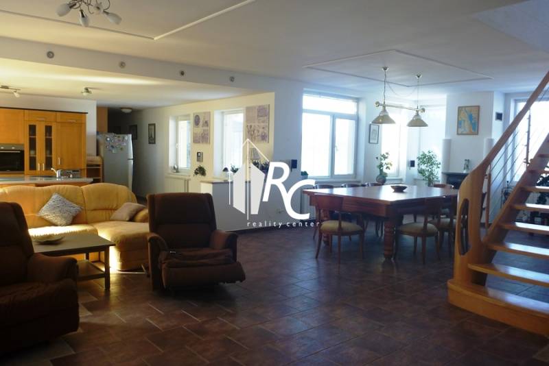 EXKLUZÍVNE, VEĽKÝ RODINNÝ DOM NECPALY - Priestranná obývacia izba v rodinnom dome s pohodlnými pohovkami a jedálenským stolom.