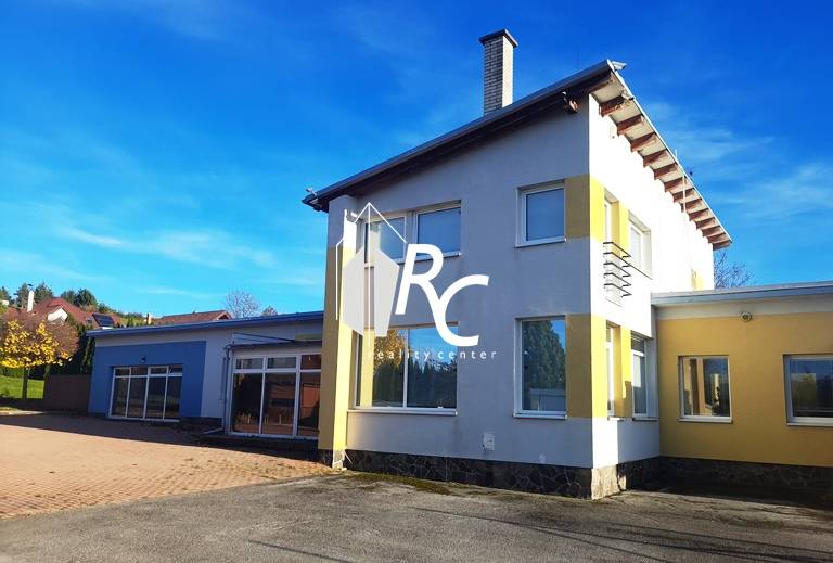 EXKLUZÍVNE, VEĽKÝ RODINNÝ DOM NECPALY - Rodinný dom v Necpaloch, farebná fasáda, veľký dvor, slnečný jasný deň.