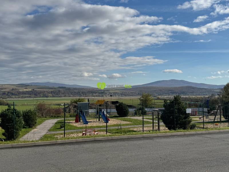 Na predaj slnečný, rovinatý stavebný pozemok Krásna Na hore, Košice - Detské ihrisko s výhľadom na kopce v Košiciach - mestskej časti Krásna, Tokajskej ulici.